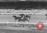 Standbild Hambletonian racing Goshen New York USA, 1954, aus Sekunde 56 historischem Filmmaterial Videoclip 65675076499