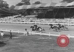 Standbild Hambletonian racing Goshen New York USA, 1954, aus Sekunde 58 historischem Filmmaterial Videoclip 65675076499