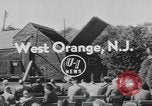 Immagine di Svelando la placca West Orange New Jersey USA, 1954, secondo 3 filmato di repertorio 65675076503