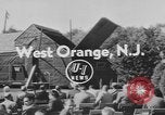 Immagine di Svelando la placca West Orange New Jersey USA, 1954, secondo 4 filmato di repertorio 65675076503