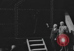 Immagine di Svelando la placca West Orange New Jersey USA, 1954, secondo 5 filmato di repertorio 65675076503