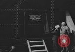 Immagine di Svelando la placca West Orange New Jersey USA, 1954, secondo 8 filmato di repertorio 65675076503