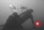 Standbild amerikanische Taucher Golf von Mexiko, 1954, aus Sekunde 58 historischem Filmmaterial Videoclip 65675076505