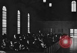 Immagine di Donne Marines in chiesa United States USA, 1944, secondo 8 filmato di repertorio 65675076577