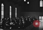 Immagine di Donne Marines in chiesa United States USA, 1944, secondo 9 filmato di repertorio 65675076577