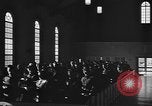 Immagine di Donne Marines in chiesa United States USA, 1944, secondo 10 filmato di repertorio 65675076577