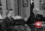 Immagine di Donna Esercito unità mediche United States USA, 1944, secondo 6 filmato di repertorio 65675076584