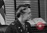 Immagine di Donna Esercito unità mediche United States USA, 1944, secondo 10 filmato di repertorio 65675076584
