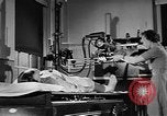 Immagine di Donna Esercito unità mediche United States USA, 1944, secondo 57 filmato di repertorio 65675076584