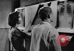 Immagine di Donna Esercito unità mediche United States USA, 1944, secondo 58 filmato di repertorio 65675076584