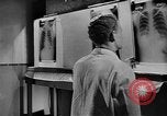 Immagine di Donna Esercito unità mediche United States USA, 1944, secondo 60 filmato di repertorio 65675076584
