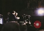 Image Président et Mme Nixon assister à l'ouverture du Grand Ole Opry House Nashville Tennessee USA, 1974, de la seconde 5 séquences d'archives historiques vidéo 65675076612