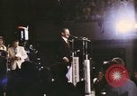 Image Président et Mme Nixon assister à l'ouverture du Grand Ole Opry House Nashville Tennessee USA, 1974, de la seconde 26 séquences d'archives historiques vidéo 65675076612