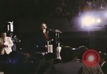 Image Président et Mme Nixon assister à l'ouverture du Grand Ole Opry House Nashville Tennessee USA, 1974, de la seconde 30 séquences d'archives historiques vidéo 65675076612
