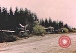 Standbild Deutsche Luftwaffe flugzeuge auf die erfassten Landebahn Deutschland, 1945, aus Sekunde 29 historischem Filmmaterial Videoclip 65675076629