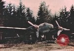 Standbild Deutsche Luftwaffe flugzeuge auf die erfassten Landebahn Deutschland, 1945, aus Sekunde 48 historischem Filmmaterial Videoclip 65675076629