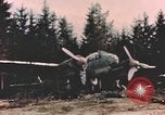 Standbild Deutsche Luftwaffe flugzeuge auf die erfassten Landebahn Deutschland, 1945, aus Sekunde 51 historischem Filmmaterial Videoclip 65675076629