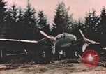 Standbild Deutsche Luftwaffe flugzeuge auf die erfassten Landebahn Deutschland, 1945, aus Sekunde 52 historischem Filmmaterial Videoclip 65675076629