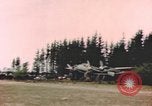 Standbild Deutsche Luftwaffe flugzeuge auf die erfassten Landebahn Deutschland, 1945, aus Sekunde 57 historischem Filmmaterial Videoclip 65675076629