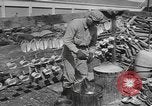 Standbild Mess Kit Reklamation Aktivitäten Zweiten Weltkrieg Europäische Theater, 1945, aus Sekunde 30 historischem Filmmaterial Videoclip 65675076670