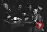 Standbild American Theatre Wing Stage Door Canteen in Washington DC Washington DC USA, 1943, aus Sekunde 27 historischem Filmmaterial Videoclip 65675076688