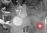 Standbild Geschirrspülen bei Ersten Weltkrieg Trainingslager United States USA, 1918, aus Sekunde 29 historischem Filmmaterial Videoclip 65675076733