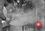 Standbild Geschirrspülen bei Ersten Weltkrieg Trainingslager United States USA, 1918, aus Sekunde 30 historischem Filmmaterial Videoclip 65675076733