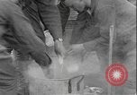 Standbild Geschirrspülen bei Ersten Weltkrieg Trainingslager United States USA, 1918, aus Sekunde 31 historischem Filmmaterial Videoclip 65675076733