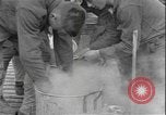 Standbild Geschirrspülen bei Ersten Weltkrieg Trainingslager United States USA, 1918, aus Sekunde 32 historischem Filmmaterial Videoclip 65675076733