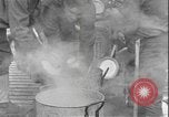 Standbild Geschirrspülen bei Ersten Weltkrieg Trainingslager United States USA, 1918, aus Sekunde 35 historischem Filmmaterial Videoclip 65675076733