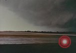 Image sombres nuages de tempête de vent majeur United States USA, 1958, de la seconde 40 séquences d'archives historiques vidéo 65675076790