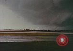 Image sombres nuages de tempête de vent majeur United States USA, 1958, de la seconde 42 séquences d'archives historiques vidéo 65675076790