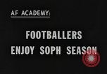 Standbild Fußball-Praxis Colorado United States USA, 1956, aus Sekunde 4 historischem Filmmaterial Videoclip 65675076819