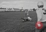 Standbild Fußball-Praxis Colorado United States USA, 1956, aus Sekunde 32 historischem Filmmaterial Videoclip 65675076819