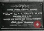 Standbild Ford Willow Run Flugzeuge Anlage Willow Run Michigan USA, 1945, aus Sekunde 41 historischem Filmmaterial Videoclip 65675076822