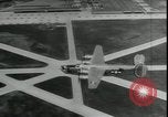 Standbild Ford Willow Run Flugzeuge Anlage Willow Run Michigan USA, 1945, aus Sekunde 47 historischem Filmmaterial Videoclip 65675076822