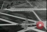 Standbild Ford Willow Run Flugzeuge Anlage Willow Run Michigan USA, 1945, aus Sekunde 50 historischem Filmmaterial Videoclip 65675076822