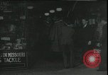 Standbild Louis ein Cumonow spenden Mäntel an Bedürftige Kansas City Missouri USA, 1935, aus Sekunde 1 historischem Filmmaterial Videoclip 65675076825