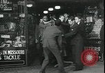 Standbild Louis ein Cumonow spenden Mäntel an Bedürftige Kansas City Missouri USA, 1935, aus Sekunde 3 historischem Filmmaterial Videoclip 65675076825