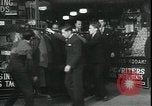 Standbild Louis ein Cumonow spenden Mäntel an Bedürftige Kansas City Missouri USA, 1935, aus Sekunde 4 historischem Filmmaterial Videoclip 65675076825