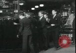 Standbild Louis ein Cumonow spenden Mäntel an Bedürftige Kansas City Missouri USA, 1935, aus Sekunde 5 historischem Filmmaterial Videoclip 65675076825