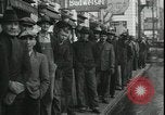 Standbild Louis ein Cumonow spenden Mäntel an Bedürftige Kansas City Missouri USA, 1935, aus Sekunde 6 historischem Filmmaterial Videoclip 65675076825