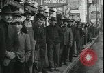 Standbild Louis ein Cumonow spenden Mäntel an Bedürftige Kansas City Missouri USA, 1935, aus Sekunde 7 historischem Filmmaterial Videoclip 65675076825