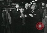 Standbild Louis ein Cumonow spenden Mäntel an Bedürftige Kansas City Missouri USA, 1935, aus Sekunde 8 historischem Filmmaterial Videoclip 65675076825