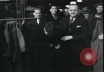 Standbild Louis ein Cumonow spenden Mäntel an Bedürftige Kansas City Missouri USA, 1935, aus Sekunde 9 historischem Filmmaterial Videoclip 65675076825