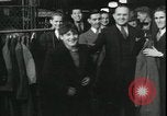 Standbild Louis ein Cumonow spenden Mäntel an Bedürftige Kansas City Missouri USA, 1935, aus Sekunde 11 historischem Filmmaterial Videoclip 65675076825