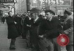 Standbild Louis ein Cumonow spenden Mäntel an Bedürftige Kansas City Missouri USA, 1935, aus Sekunde 12 historischem Filmmaterial Videoclip 65675076825