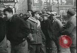 Standbild Louis ein Cumonow spenden Mäntel an Bedürftige Kansas City Missouri USA, 1935, aus Sekunde 13 historischem Filmmaterial Videoclip 65675076825
