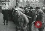 Standbild Louis ein Cumonow spenden Mäntel an Bedürftige Kansas City Missouri USA, 1935, aus Sekunde 14 historischem Filmmaterial Videoclip 65675076825