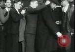 Standbild Louis ein Cumonow spenden Mäntel an Bedürftige Kansas City Missouri USA, 1935, aus Sekunde 15 historischem Filmmaterial Videoclip 65675076825